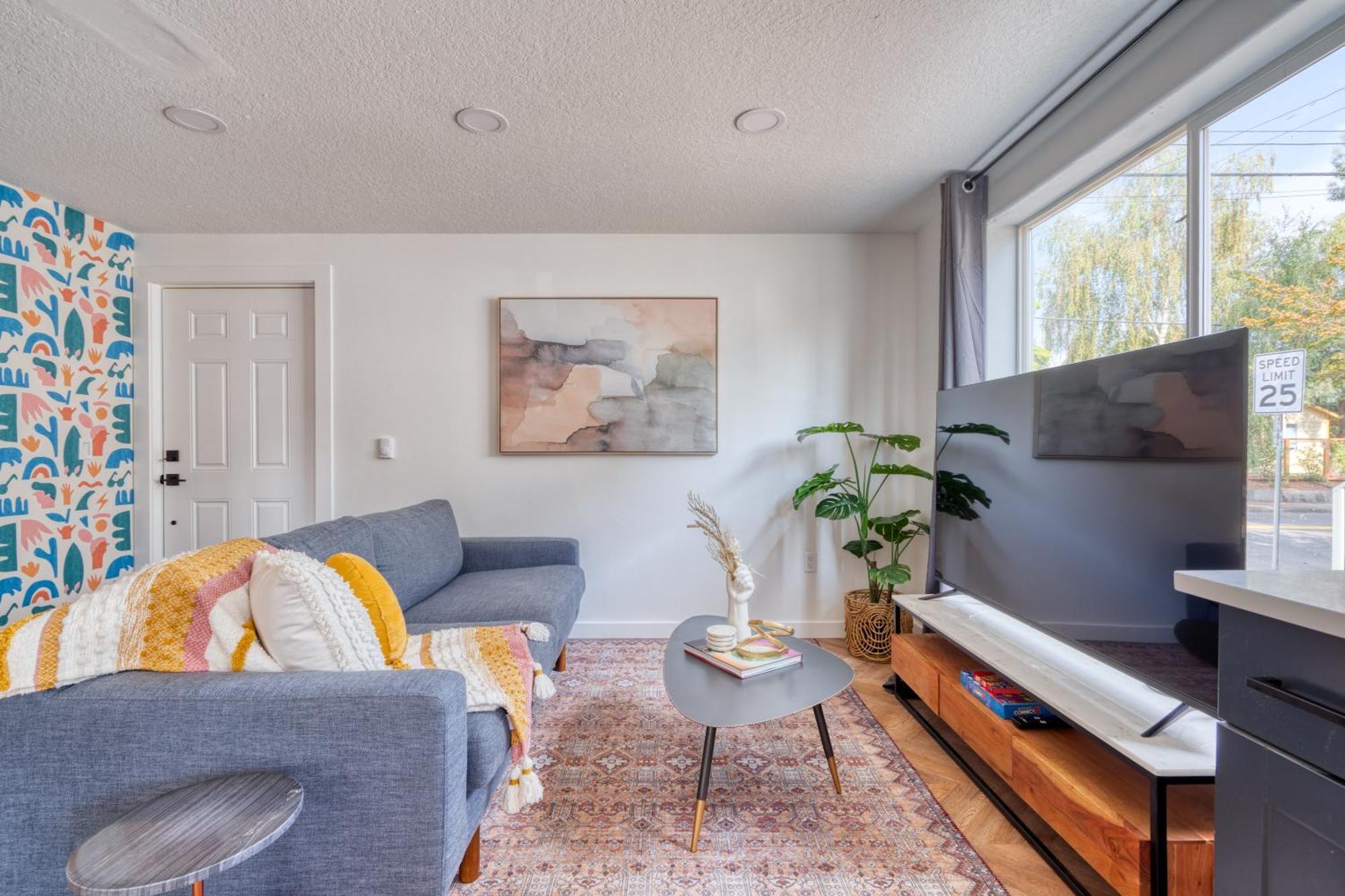 Collection - The Perfect Flat - Vintage Shops & Reed College Holiday home Portland